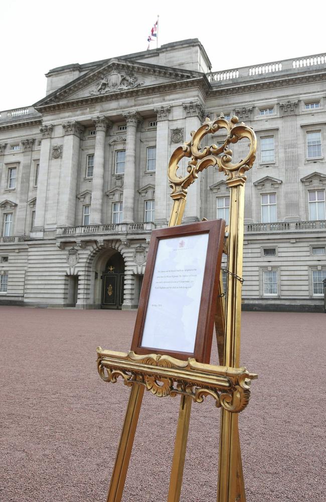 A notice placed on an easel in the forecourt of Buckingham Palace to formally announce the royal birth. Picture: Yui Mok/Pool Photo via AP