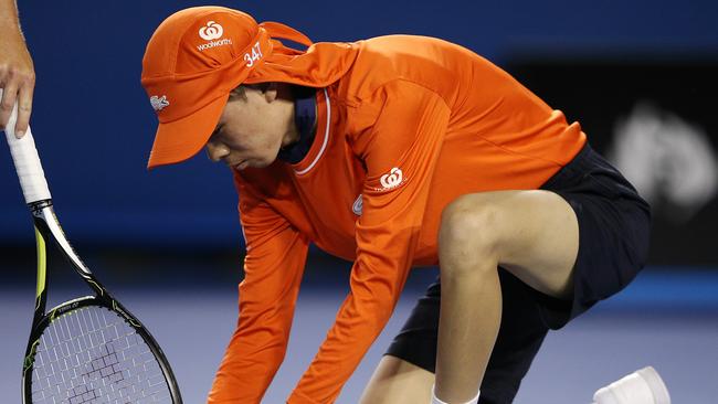 Australian Open Tennis at Melbourne Park. Melbourne Australia. 21st January 2015. Day 4. Australi's Samantha Stosur v Coco Vandeweghe on Rod Laver Arena. Ball boy helps to get rid of a month during the match. Picture : George Salpigtidis