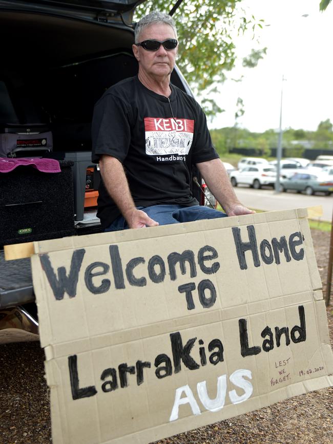 Darwin resident Anthony Devine welcomes the coronavirus evacuees home to Australia outside the Howard Springs’ quarantine camp. Picture: Che Chorley