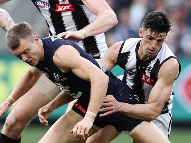 MELBOURNE . 20/08/2022. AFL. Round 23. Carlton vs Collingwood at the MCG.   Patrick Cripps of the Blues loses the ball in the tackle of Scott Pendlebury of the Magpies during the 1st qtr.    . Picture: Michael Klein