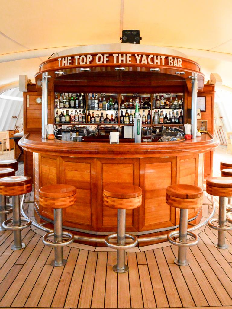 yachting club bar