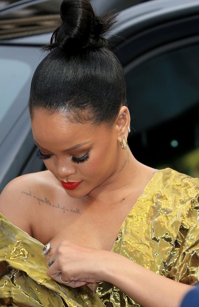Rihanna S Wardrobe Malfunction At Ocean S 8 Premiere Photos The Advertiser