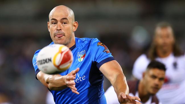 CANBERRA, AUSTRALIA — NOVEMBER 10: Terry Campese of Italy passes during the 2017 Rugby League World Cup match between Fiji and Italy at Canberra Stadium on November 10, 2017 in Canberra, Australia. (Photo by Mark Nolan/Getty Images)