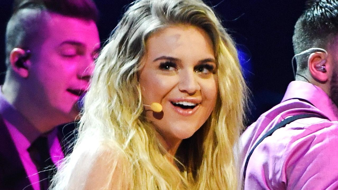 Kelsea Ballerini hit in the face with flying object at concert | Daily ...