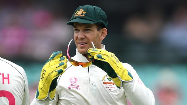 Tim Paine of Australia (right) speaks with Steve Smith on day 3 of the third Test Match between Australia and New Zealand at the SCG in Sydney, Sunday, January 5, 2020. (AAP Image/Dan Himbrechts) NO ARCHIVING, EDITORIAL USE ONLY, IMAGES TO BE USED FOR NEWS REPORTING PURPOSES ONLY, NO COMMERCIAL USE WHATSOEVER, NO USE IN BOOKS WITHOUT PRIOR WRITTEN CONSENT FROM AAP