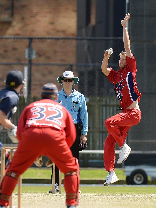 Alex Keath the cricket lets rip for Melbourne.