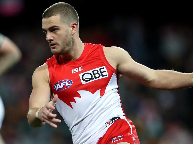 Sydney's Tom Papley kicks to Lance Franklin during the AFL match Sydney Swans v Hawthorn Hawks at the SCG. Picture. Phil Hillyard