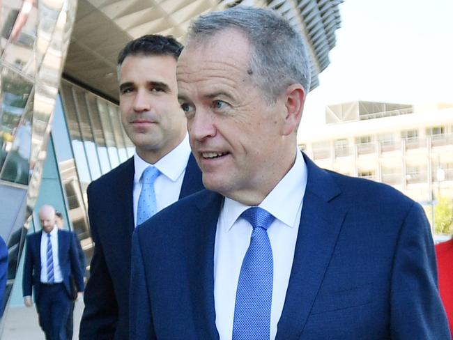 (L to R) South Australian Premier Jay Weatherill, SA Health Minister Peter Malinauskas, Federal Labor leader Bill Shorten and Adelaide MP Jo Chapley tour the SAMHRI Medical centre in Adelaide. Tuesday, March 6, 2018. (AAP Image/David Mariuz) NO ARCHIVING