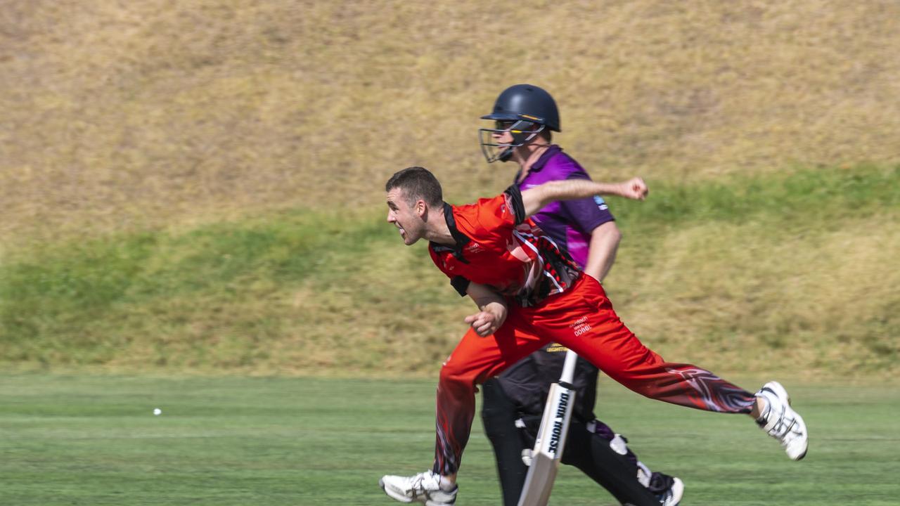 Shaun McCarthy bowls for Hip Pocket Rockets.