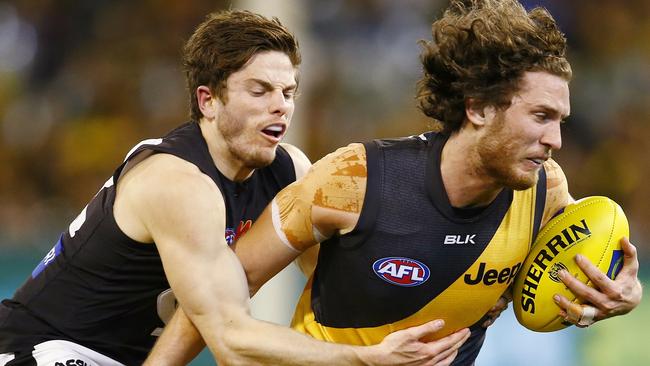 Jason Tutt tackling Tiger Ty Vickery.