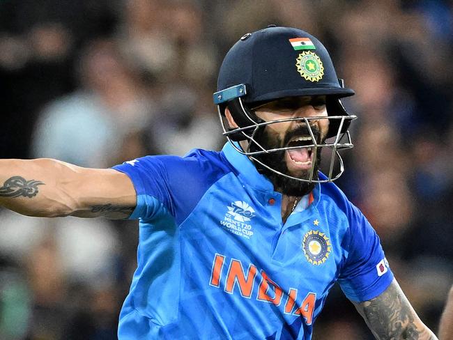 India's Virat Kohli (L) celebrates their win during the ICC men's Twenty20 World Cup 2022 cricket match between India and Pakistan at Melbourne Cricket Ground (MCG) in Melbourne on October 23, 2022. (Photo by WILLIAM WEST / AFP) / -- IMAGE RESTRICTED TO EDITORIAL USE - STRICTLY NO COMMERCIAL USE --