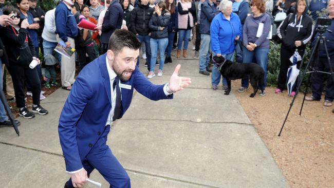 Melbourne auctioneer Fabian Sanelli in action. Picture: Andrew Henshaw