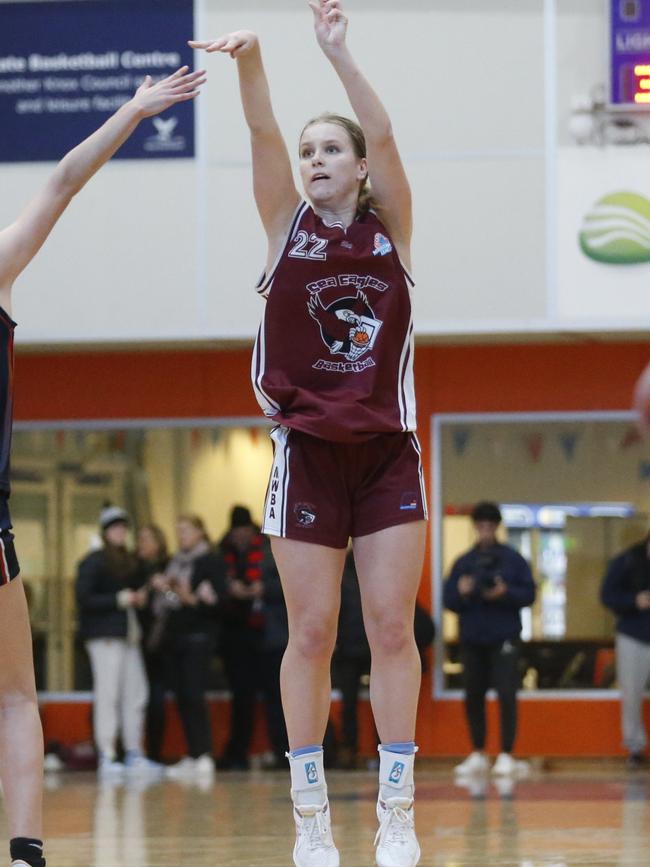 Alana Reddy puts up a shot for Manly Warringah. Picture: Valeriu Campan