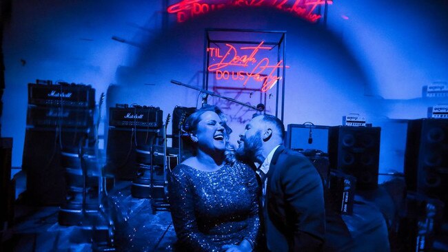 A couple at their reception at Mo's Desert Clubhouse. Pic: @smiledarlingphotography