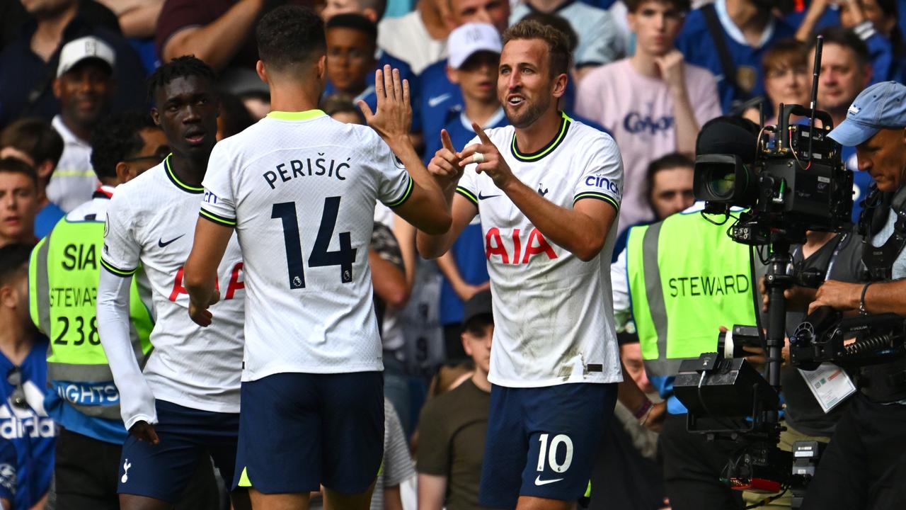 LONDON, ENGLAND - AUGUST 14: Harry Kane of Tottenham Hotspur celebrates with team mates after scoring their sides second goal during the Premier League match between Chelsea FC and Tottenham Hotspur at Stamford Bridge on August 14, 2022 in London, England. (Photo by Clive Mason/Getty Images)