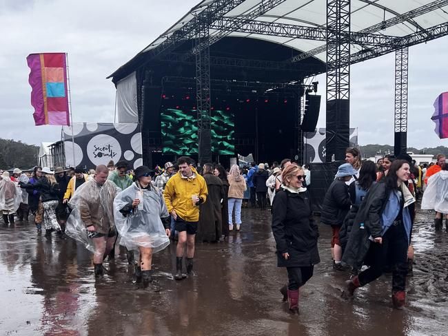 Attendees at Splendour festival are staying on in the cold and rain even as organisers cancel music acts.