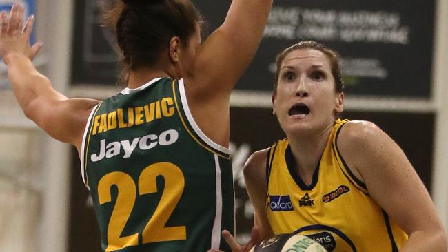 Belinda Snell drives past Rosie Fadljevic in last seasons’s Grand Final.