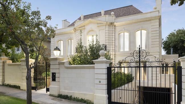 One agent got a ‘good result’ on this Toorak Georgian-influenced mansion.