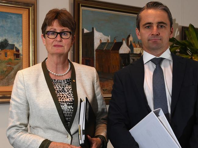 Commonwealth Bank of Australia chairperson Catherine Livingstone (left) with CEO Matt Comyn (right) pose for a portrait in Sydney, Tuesday, May 1, 2018. Federal Treasurer Scott Morrison has labelled a report by the banking regulator, Australian Prudential Regulation Authority, into Commonwealth Bank of Australia as "damning". (AAP Image/Dean Lewins) NO ARCHIVING