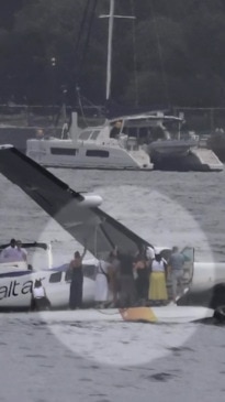 Plane crashes into Sydney Harbour