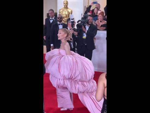 Ariana Grande arrives at the Oscars red carpet
