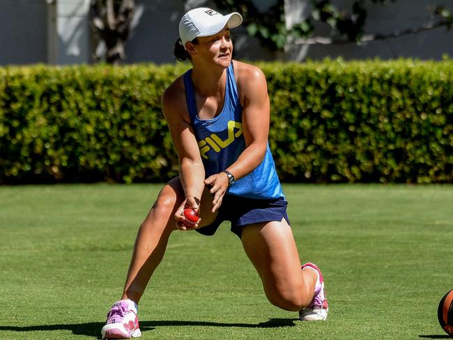 Australian player Ashleigh Barty catches a cricket ball at a training session prior to the Adelaide International WTA tennis tournament on January 2, 2022 in Adelaide. (Photo by Brenton Edwards / AFP) / -- IMAGE RESTRICTED TO EDITORIAL USE - STRICTLY NO COMMERCIAL USE --