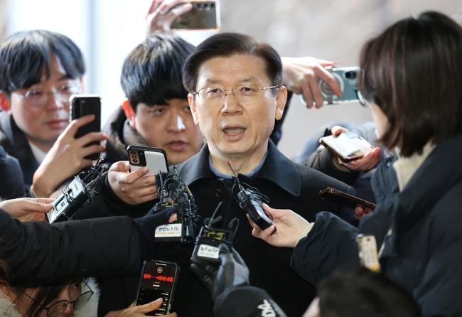 Head of Presidential Security Service Park Chong-jun arrives outside the National Office of Investigation in Seoul