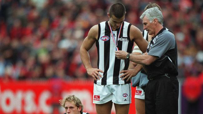 Chris Tarrant shows off his medal to Mick Malthouse.