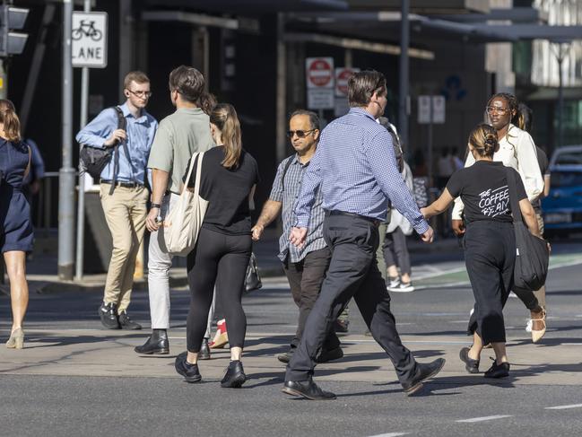 ADELAIDE, AUSTRALIA - NewsWire Photos December 22 2022:  Commuters and office workers going to work in Adelaide. Picture: NCA NewsWire / Kelly Barnes