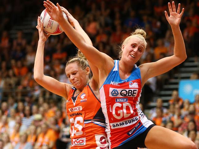 Jo Harten and Maddy Turner vie for the ball in the season opener of Super Netball.