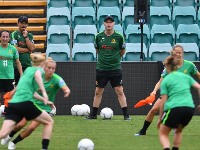 Australia's national women's football team coach Ante Milicic (C) monitors a training session at the Leichhardt Oval in Sydney on February 27, 2019. (Photo by Saeed KHAN / AFP) / -- IMAGE RESTRICTED TO EDITORIAL USE - STRICTLY NO COMMERCIAL USE --