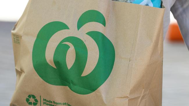 SYDNEY, AUSTRALIA: Newswire Photos: APRIL 23 2024:A general view of a member of the public doing grocery shopping at Woolworths on the Northshore of Sydney ahead of the Federal Budget. supermarket Picture: NCA Newswire / Gaye Gerard