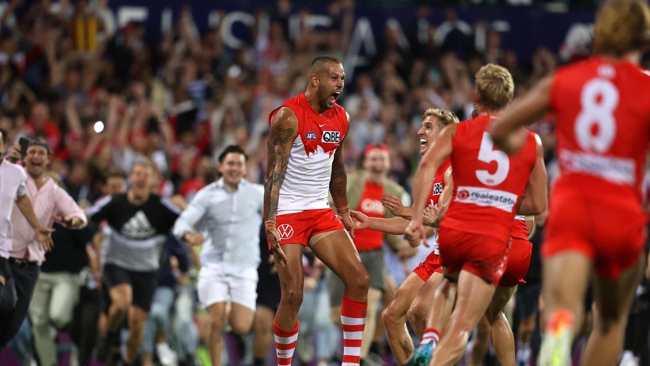 Isaac Heeney (No. 5) was one of the first Swans to get to Franklin after he kicked his 1000th goal. Picture: Phil Hillyard