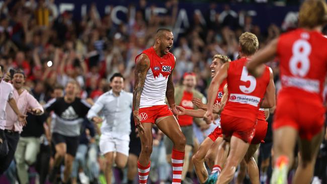 Isaac Heeney (No. 5) was one of the first Swans to get to Franklin after he kicked his 1000th goal. Picture: Phil Hillyard