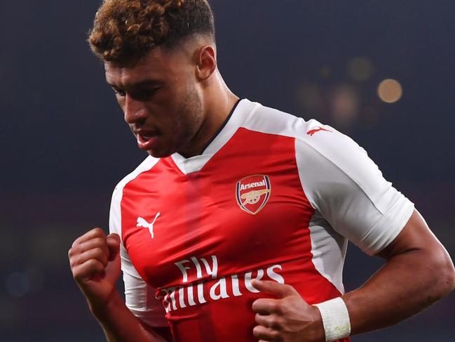 LONDON, ENGLAND - OCTOBER 25: Alex Oxlade-Chamberlain of Arsenal celebrates scoring his sides first goal during the EFL Cup fourth round match between Arsenal and Reading at Emirates Stadium on October 25, 2016 in London, England.  (Photo by Michael Regan/Getty Images)