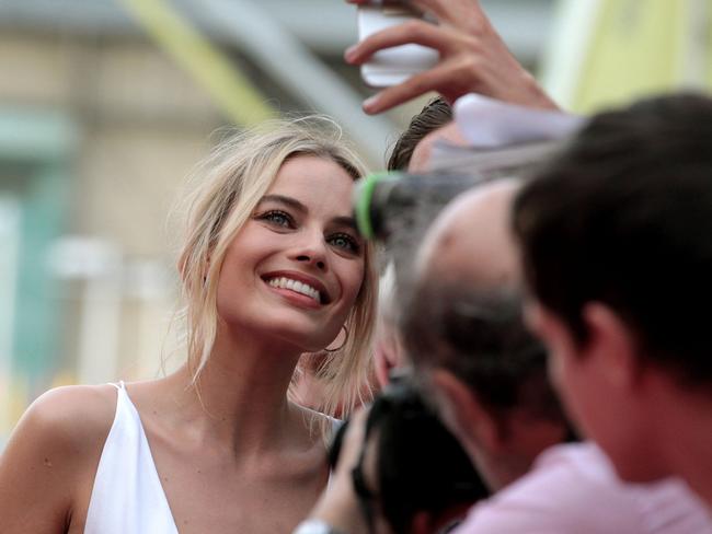 Margot Robbie posed with fans at the Sydney premiere of I, Tonya earlier this week. Picture: AAP Image/Ben Rushton