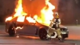 Police are investigating if there is a link between two car fires at Morphett Vale. Picture: 7NEWS