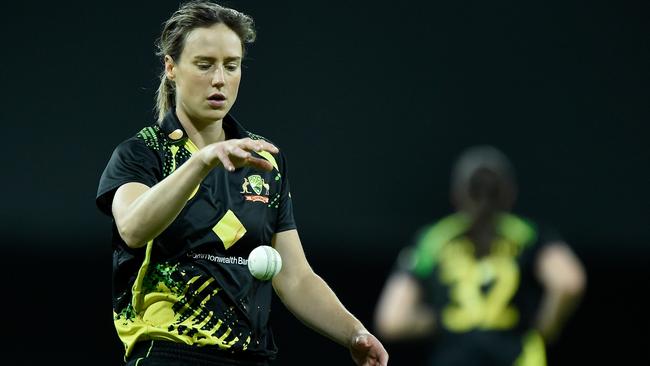 Ellyse Perry warmed up but didn’t bowl in the final T20 against India. Picture: Matt Roberts/Getty Images