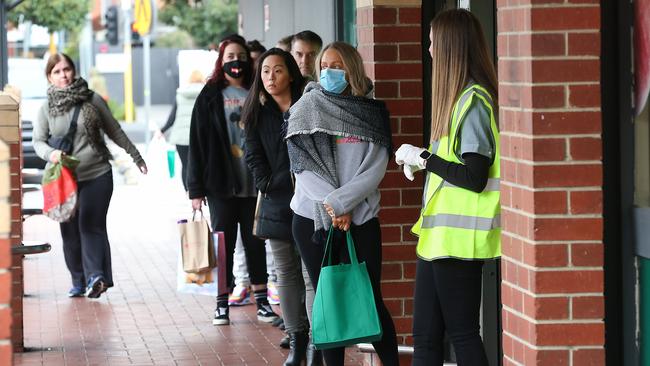 Queues at Woolworths in Moonee Ponds. Picture: NCA NewsWire/ Ian Currie.