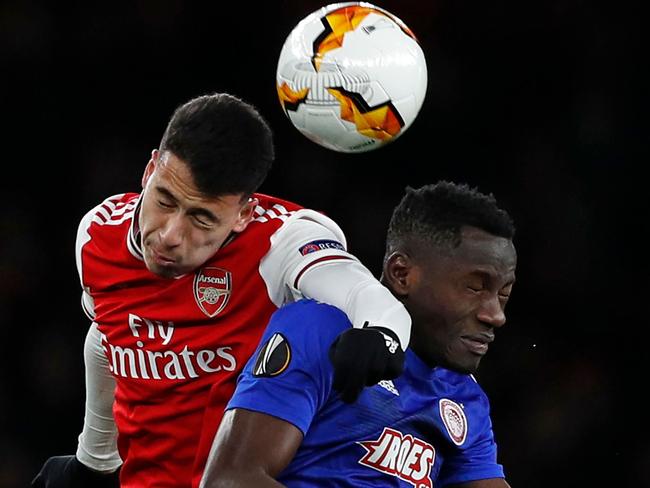 Arsenal's Brazilian striker Gabriel Martinelli (L) vies with Olympiakos' Guinean midfielder Mohamed Mady Camara (R) during the UEFA Europa league round of 32 second leg football match between Arsenal and Olympiakos at the Emirates stadium in London on February 27, 2020. (Photo by Adrian DENNIS / AFP)