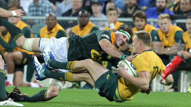 Reece Hodge of the Wallabies is tackled by Jaco Kriel of the Springboks.