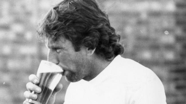 SA cricket captain Ian Chappell settles his nerves with a beer and a cigar before giving evidence to Sir Donald Bradman in a hearing at Adelaide Oval following two reports by Graham McLeod from the South Australia v England match, 06 Dec 1979. (Pic by unidentified staff photographer)