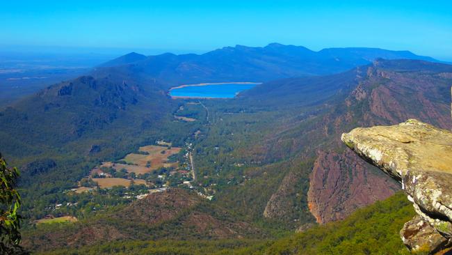 A woman has fallen to her death from the picturesque Boroka lookout near Halls Gap.