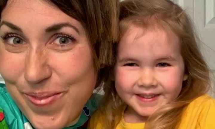 Ovarian Cancer Mum Lets 4yo Daughter Cut Her Hair In Sweet