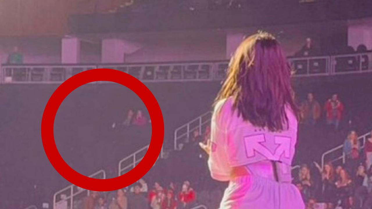 ‘Flop’: Viral pic from pop star’s concert