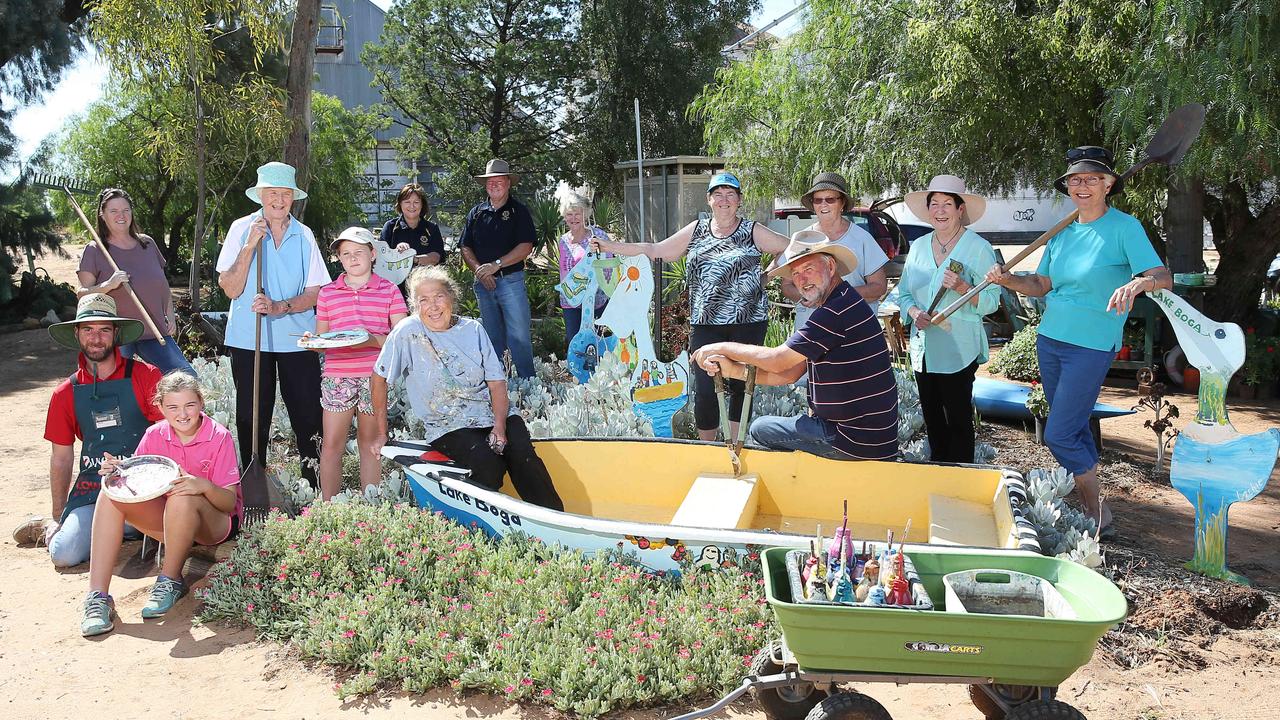 Lake Boga Community Gardens volunteers David Rough, Marg Tripcony, Carol Webb, Marie O'Meara, Sue Notting, Tracey Domille, Indi Obrien, Gypsi Obrien, Gavin Obrien, Teresa Obrien, David Mark, Robyn Howarth, Jill Pye and Sue Donnelly. Picture: Yuri Kouzmin