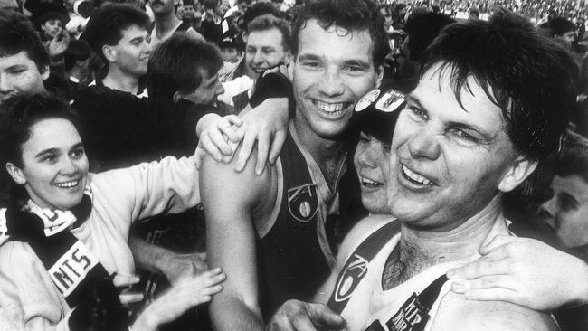 Stewart Loewe and Frawley celebrate St Kilda’s one point victory over Fitzroy in 1992.