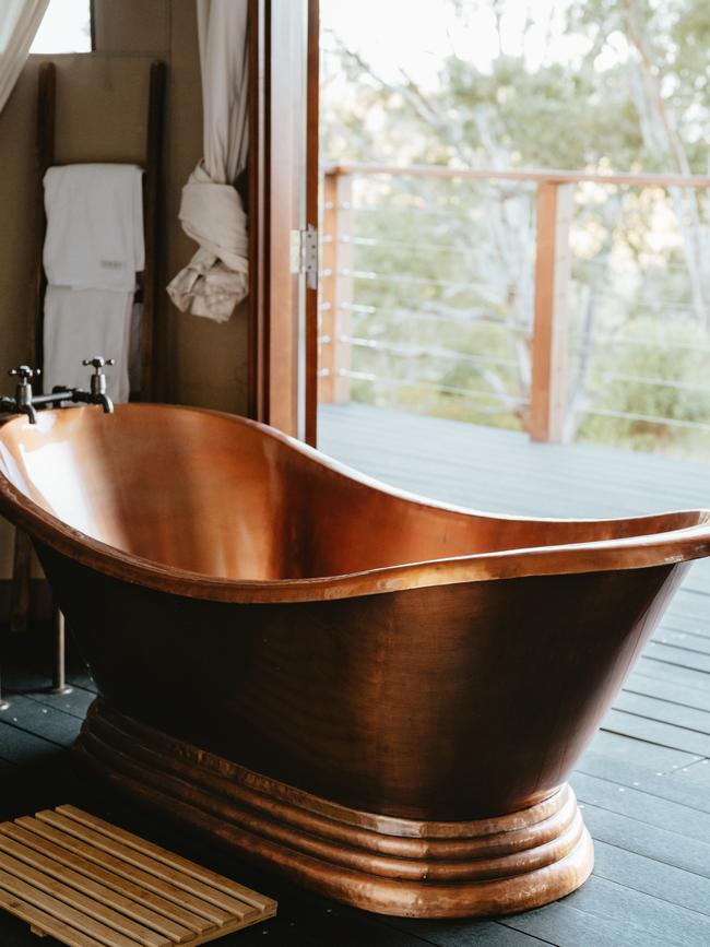 The freestanding bath.