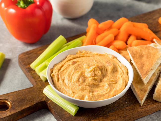 Hummus, bread and carrots - a heavenly relationship!