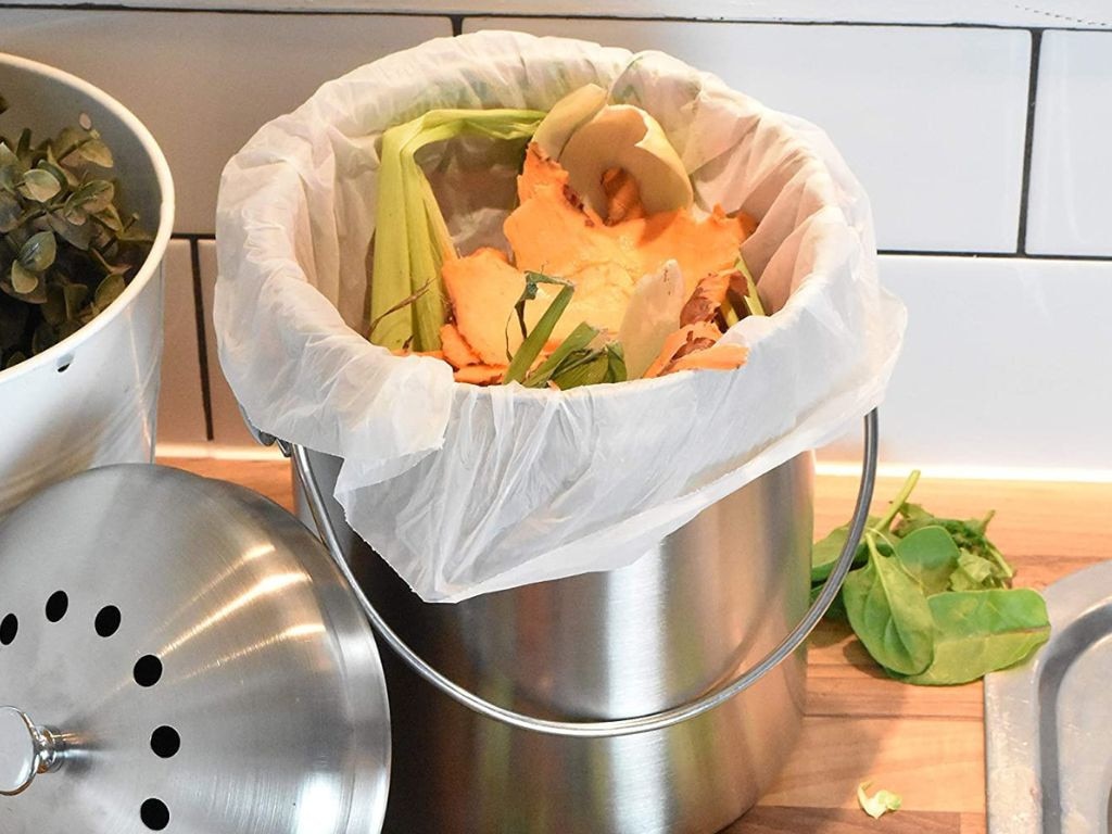 Collect your compost with this bin suited for your kitchen benchtop.